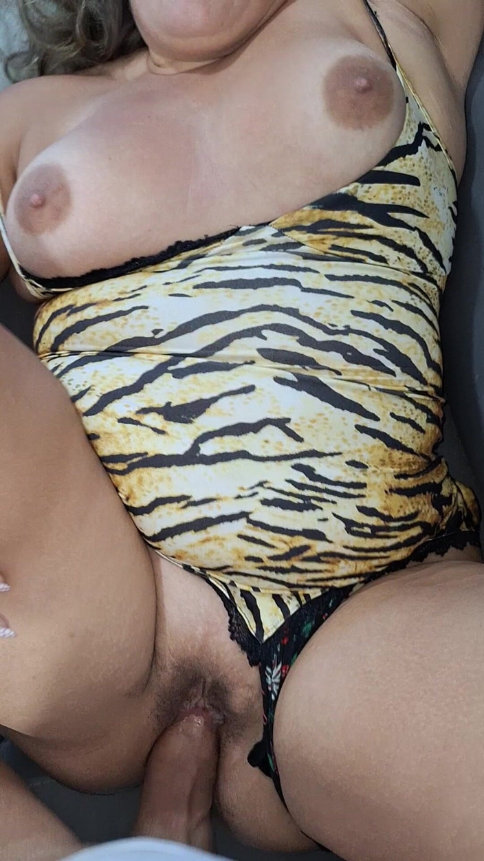 Ouset: 大屁股拉丁裔穿着紧身性感裙子，提供精彩口交并以狗位做爱！