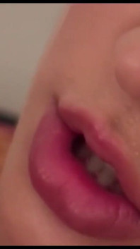 Sexy drobná masturbace kundičky prstění v ložnici