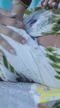 デジの若い義理の妹は、パパが家にいないときに義理の兄弟とセックスします