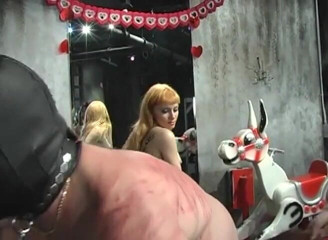Femdom Austria: La señora Vanessa y madame Olivia se divierten mucho azotar...