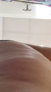 핏룸 비밀: 거대한 털이 무성한 덤불을 깜박이는 거인들