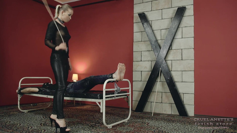Cruel Anettes fetish world: Bastinado auf dem bett