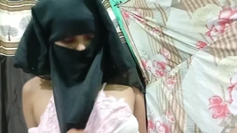 La mia vicina di casa ragazza musulmana mi ha reso felice succhiandomi il cazzo il giorno del suo compleanno