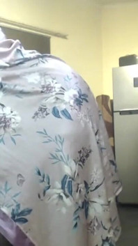 Bella donna tettona si spoglia e si fa stuzziare il vibratore