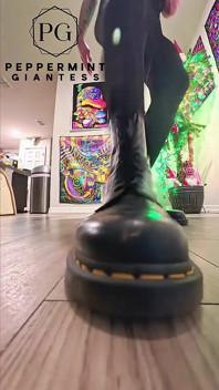 6'7 La gigantessa in Doc martens calpesta duro vizioso stomps lento