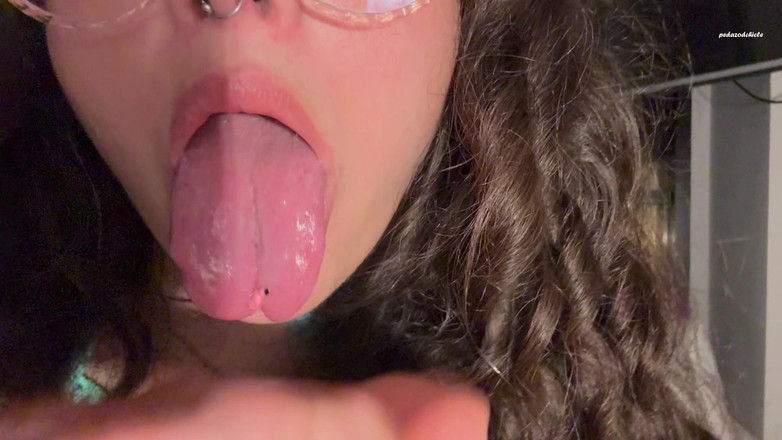 Pedazodchicle: The Giantess memutuskan untuk bermain dengan si kecil antara lidahnya...