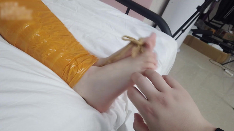 Asian bondage: En primera persona, graba a la novia envuelta en cinta...