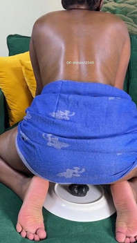 Mädchen masturbiert allein zu hause