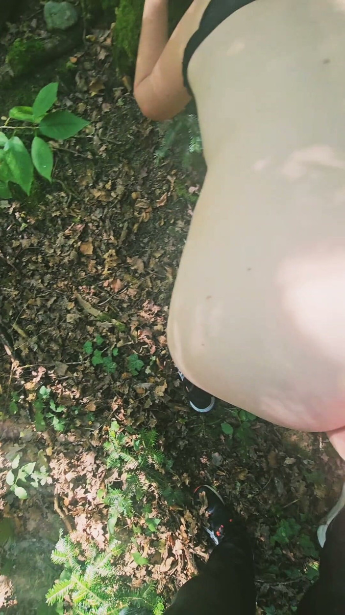 Sofy13: Merg prin pădure, exhibiționist, căutând un penis bun care să...