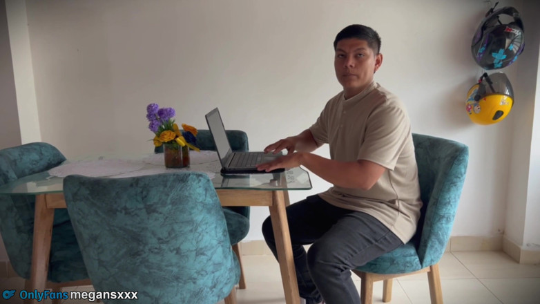 MeGanSxx: Un consultant Internet me demande d’ouvrir les jambes pour lui...