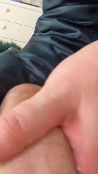 털이 무성한 후드 복퍼 재킷을 입고 딥 블로우 작업 202
