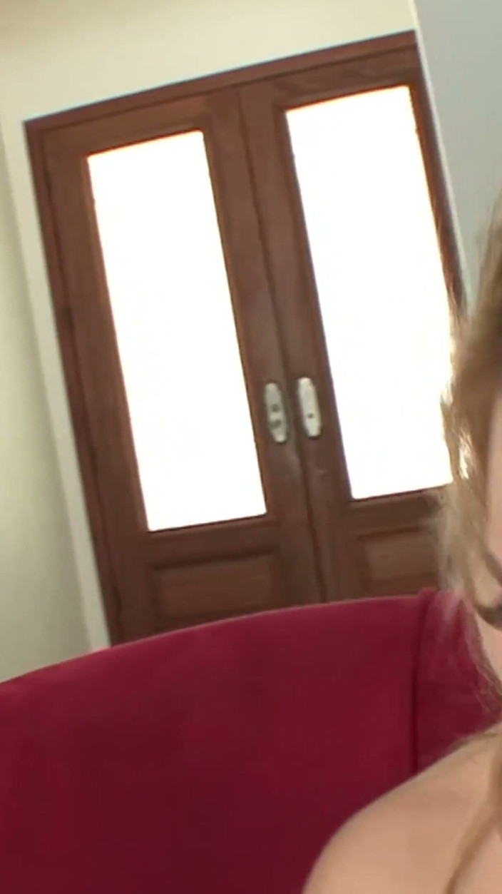 Lesbian Love Movies: Štíhlá zrzka a blonďatá MILFka používají vibrátor na červené pohovce po...