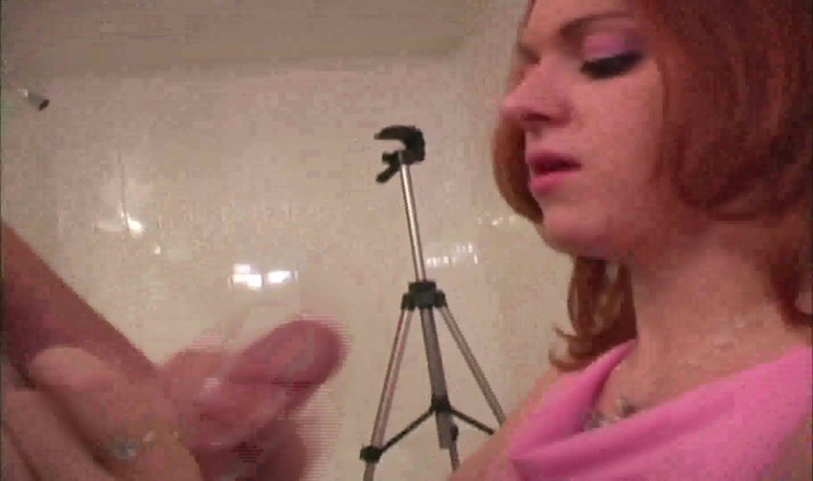 Femdom Austria: Si rambut merah muda melancap zakar