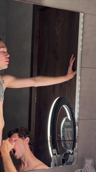 Harryjen amatör eşcinsel anal seks banyoda dölle prezervatifsiz