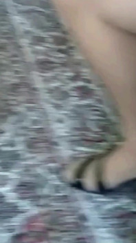 Collants bronzés sur de longues jambes pulpeuses