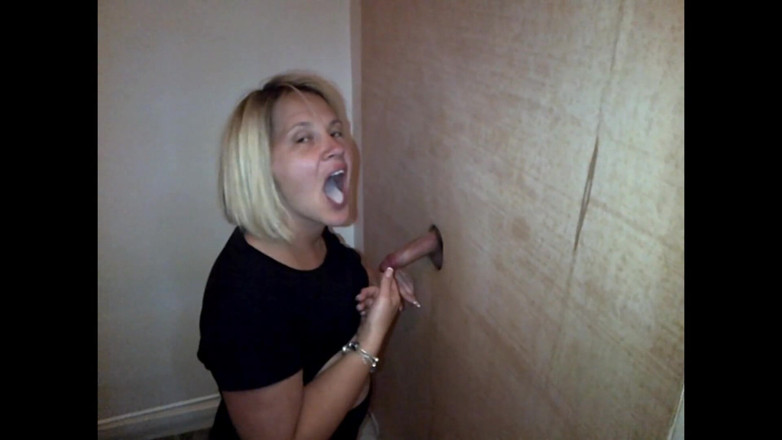 Dogging after dark: สาวMILFผมบลอนด์ดูดควยจาก gloryhole แล้วโดนแตกคาปาก