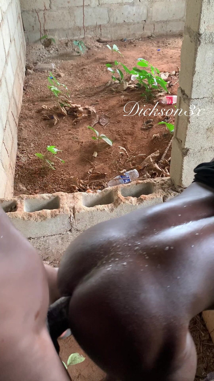 Dickass3x: 미완성 건물에서 흑누나 버스를 파기