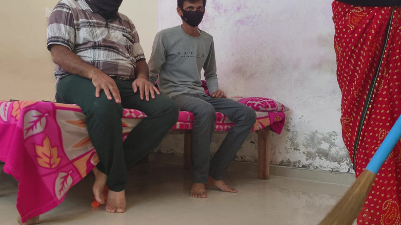 BadMash_Bhabhi: Гарячу індійську жінку-слугу дезі відтрахали