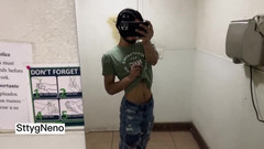 Xooshua (xblue18): Il bel ragazzo di tiktok si spoglia nel bagno pubblico...