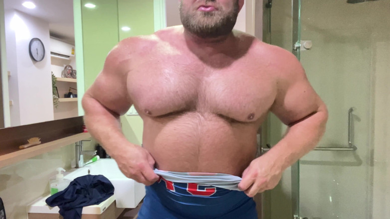 Jack stacked: Flexing di kamar mandi setelah gym!