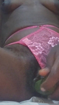 Orgasme solo dengan pisang semasa memakai seluar dalam merah jambu.