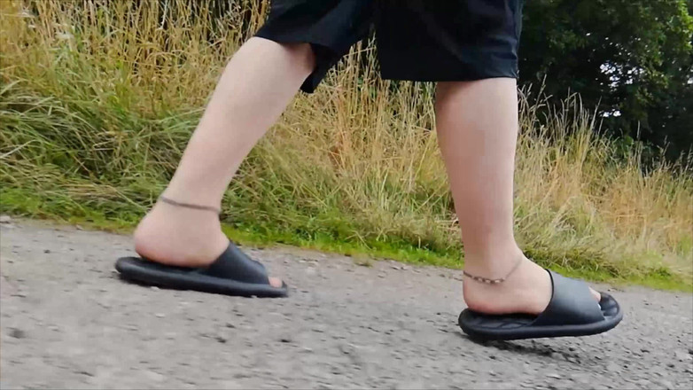Carmen_Nylonjunge: Nylonfötter tar en promenad i naturen
