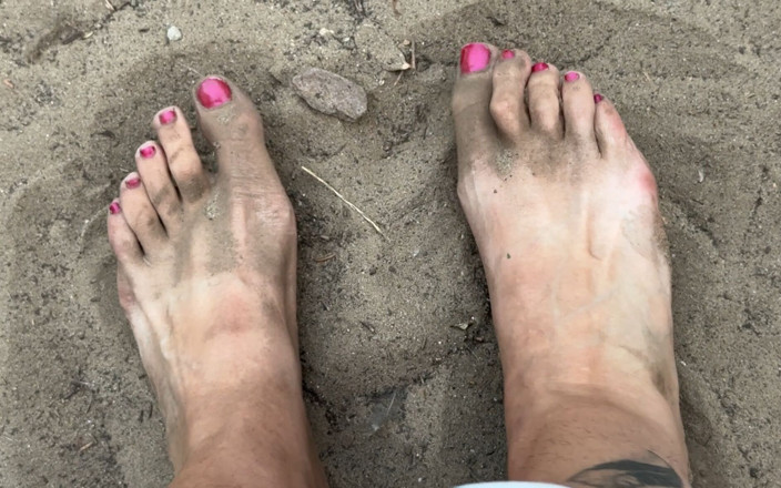 Cuteblonde666: Dirty Feet in the Garden