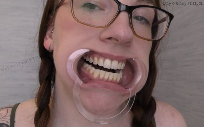 Lily O'Riley: Gafas y gape: sesión de baba estirada por el espéculo...