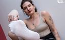 Czech Soles - foot fetish content: Безумная подруга топчется, вонючие ступни и носок в видео от первого лица
