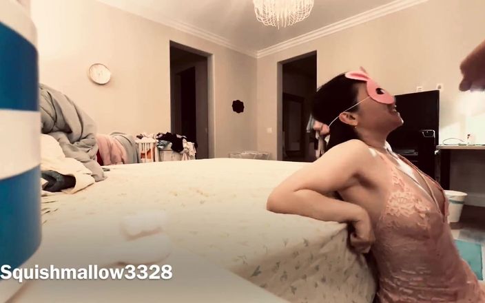 SquishMallow3328: Moja chińska sąsiadka przychodzi do mojego domu, aby zostać przeze...