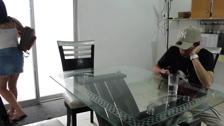 Vayolet: Босс оставляет всю свою сперму в рот своему возбужденному сотруднику - порно на испанском