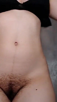 Naturlig hårig sexig brunett med tjock buske