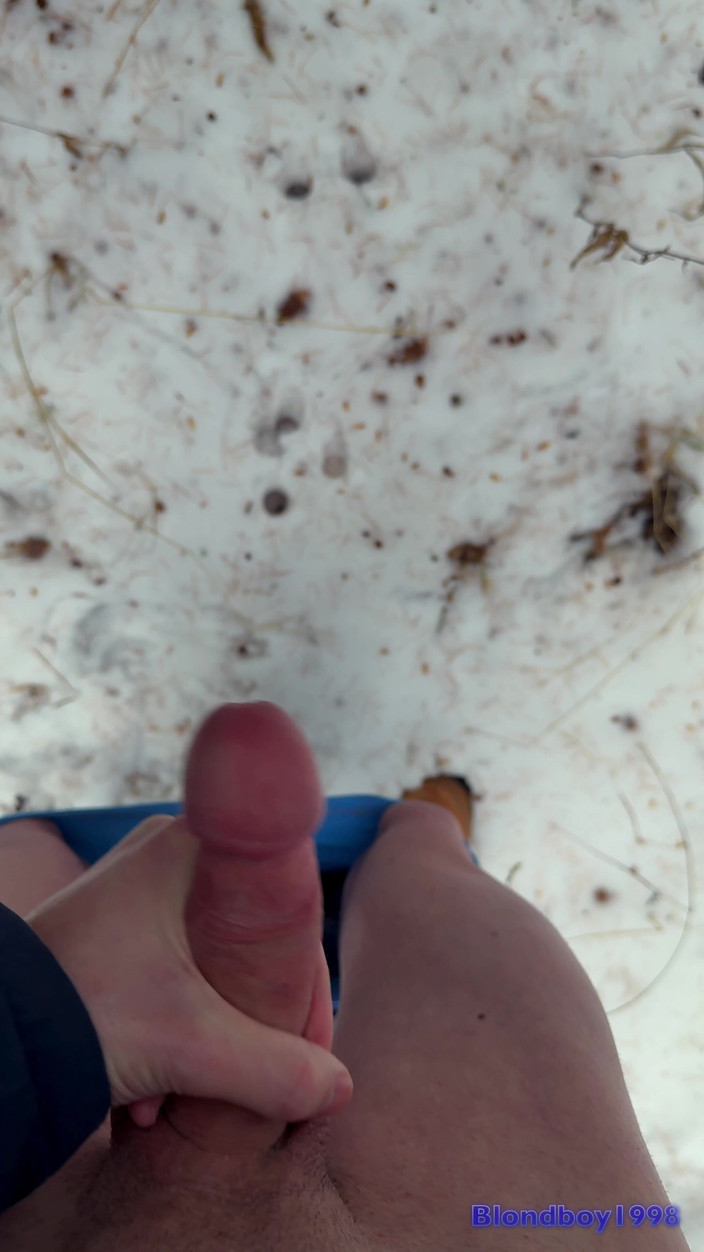 Horneyboy98: Pohled z mobilu - Twink Wixs si v lese - v zimě