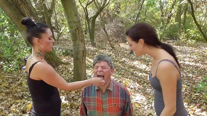 Femdom Austria: Lesní popelník a plivka!