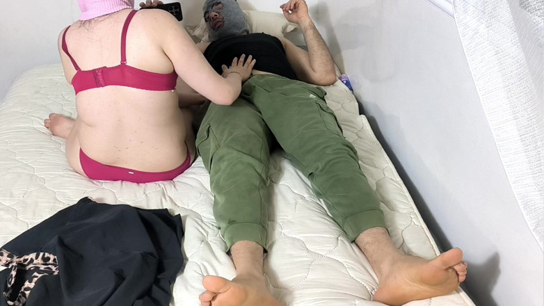 Arabic wife cuckold: Due giovani uomini dall'Arabia Saudita scopano una donna marocchina che...