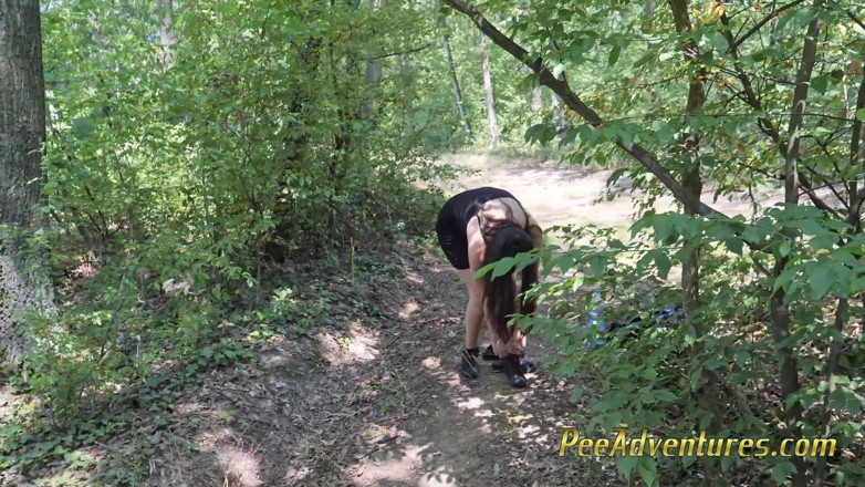 Pee Adventures: Ha dovuto spogliarsi e svuotarsi competentemente nuda in una raduda