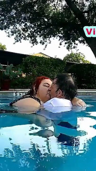 Jururawat Vicki dan Kacak Harry Sedang Bercium keseronokan di kolam!