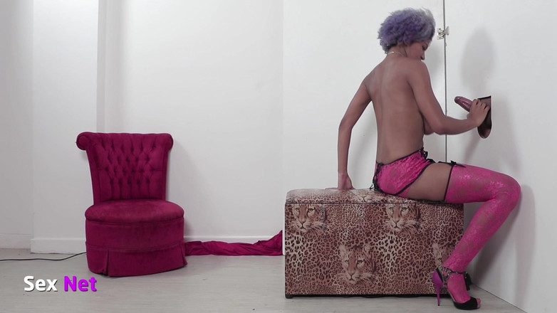 Foot Fetish Brazil: Ebenová holka v síťovaných punčochách kouří, honí chodidly a šuká do...