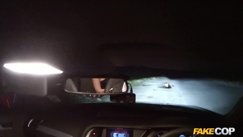 Fake Cop: Polițist fals - tânără pasionată de petrecere se fute pe o...
