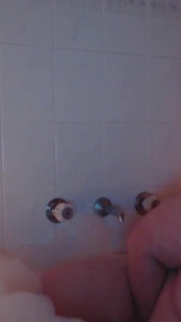 Rejoignez-moi dans le bain ! J'ai allumé des bougies, fait des bulles et m'ai permis un long orgasme torride ! Je suis adorable ?