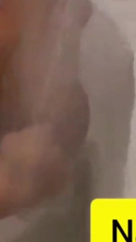 Prsatá žena se sprchuje