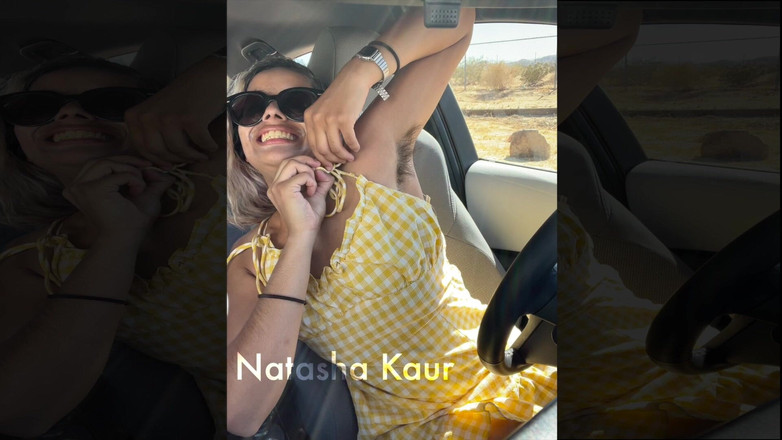 Natasha Kaur: Elbise kayışlarımla boğuşuyor