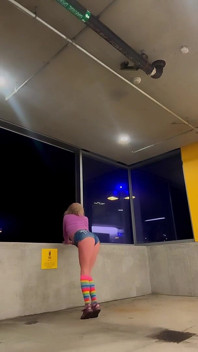 핫한 Sissy 쇼츠 다운타운 주차장