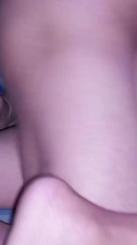 La giovane e bella moglie asiatica chinita si scopa la figa cremosa