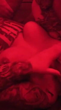 Niemiecka gwiazda porno Kira Knight zerżnięta przez facetów w Czerwonym świetle