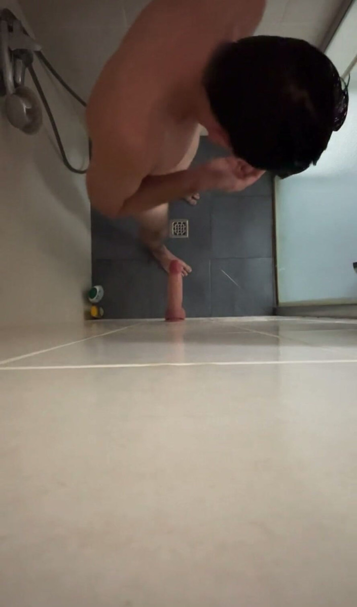 boyzxy212_2: Hrál si ve sprše s obrovským dildem