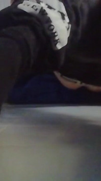 Il tipo le ha legato le gambe e apre il suo culo stretto