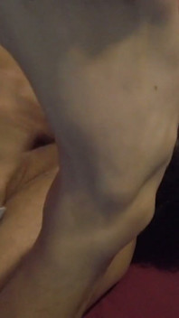 Můj manžel odešel a jeho přítel mě nechal lízat mu zadek a polykat jeho sperma!