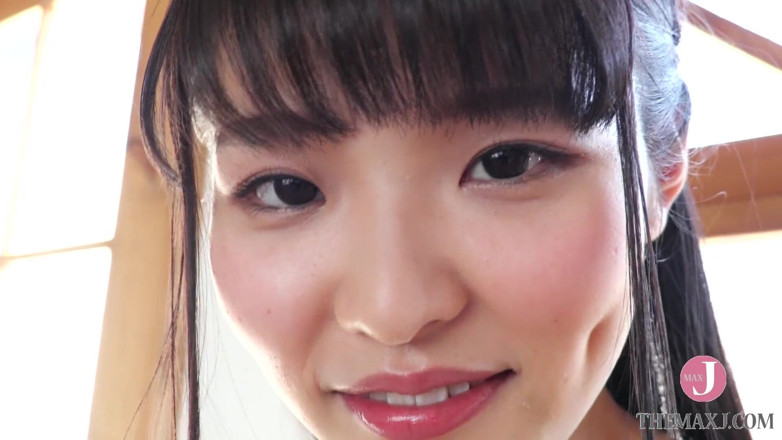 Tokyo Bikini College: पीले स्विमसूट में शर्मीली एशियाई लड़की अपने तंग शरीर को दिखाने के लिए कैमरे में पोज देती है