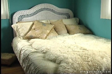 ATKIngdom Fans: Amateur girl and her red toy